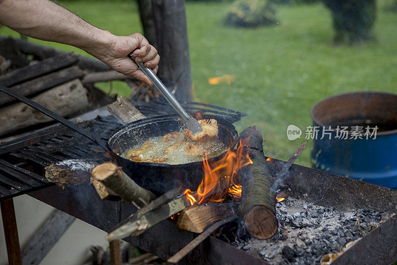 在土耳其sapanca izmit的露天柴火上煎煮猫鱼用的橄榄油